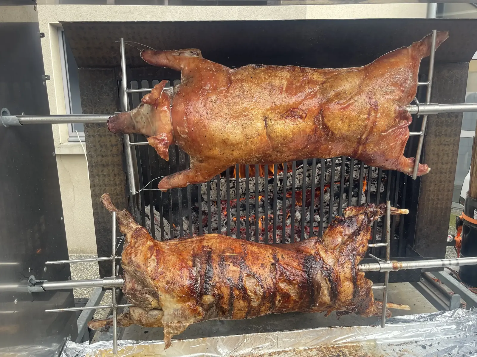 Cochon et agneau rôtis à la broche